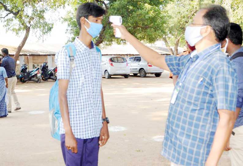 ஒரு மாணவருக்கு உடல் வெப்பநிலை பரிசோதிக்கப்பட்ட காட்சி.