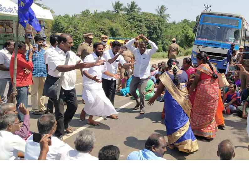 அரசு ஊழியர்கள் சாலை மறியலில் ஓப்பாரி வைத்து நூதன போராட்டம்