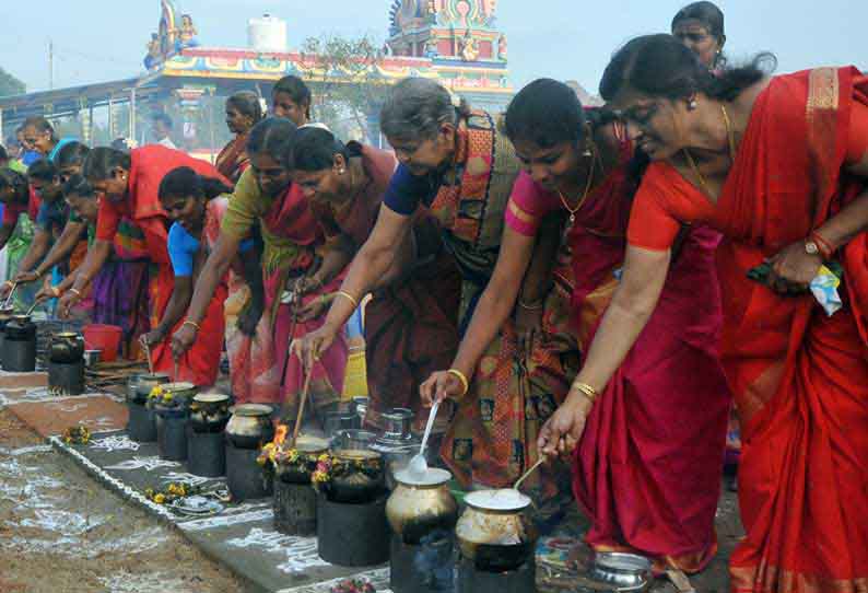 கல்லல் அருகே சொக்கநாதபுரத்தில் நகரத்தார்கள் சார்பில் ஒரே வரிசையில் நின்று பெண்கள் பொங்கல் வைத்த போது எடுத்த பட