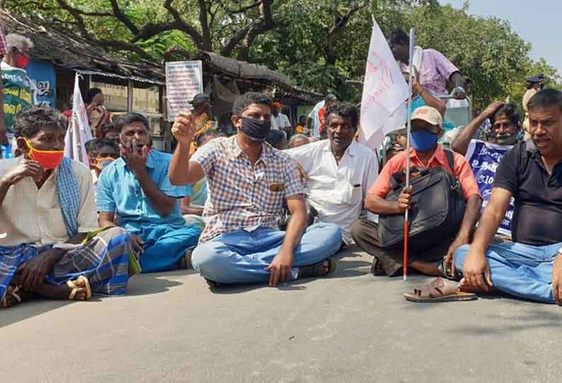 தாராபுரத்தில் மாற்றுத்திறனாளிகள் பல்வேறு கோரிக்கைகளை வலியுறுத்தி தாலுகா அலுவலகம் முன்பு சாலை மறியலில் ஈடுபட்டதால் பரபரப்பு ஏற்பட்டது.