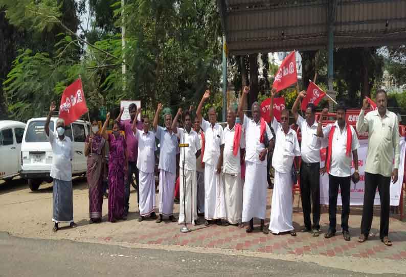 தமிழக விவசாய தொழிலாளர் சங்கத்தின் சார்பில் புதுக்கோட்டையில் ஆர்ப்பாட்டம் நடைபெற்ற போது எடுத்த படம்.