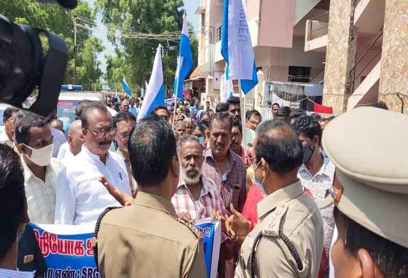 கூட்டுறவுத்துறை அலுவலகத்தை பொது வினியோக ஊழியர்கள் முற்றுகை