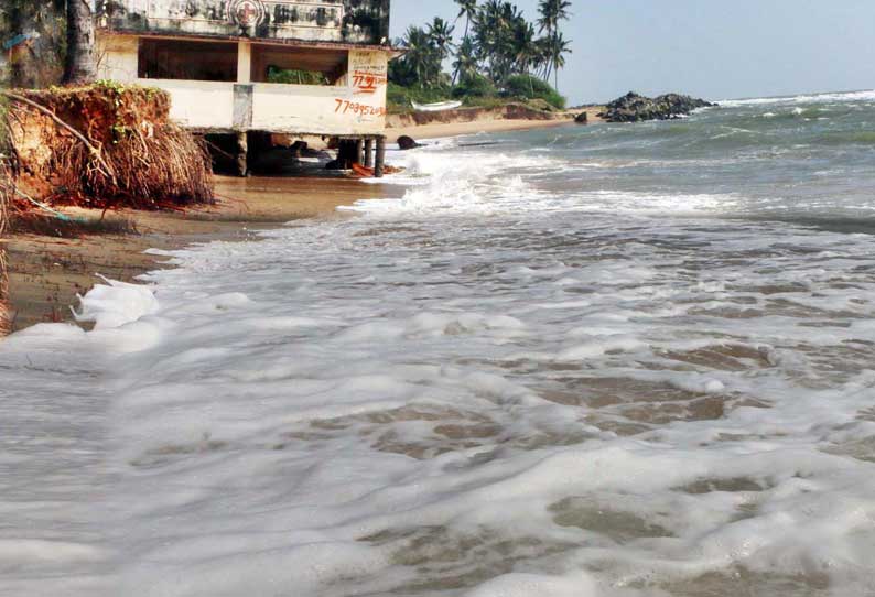 கடல் சீற்றம் காரணமாக கடலூரில் மீனவர்கள் மீன்பிடிக்க செல்லவில்லை.