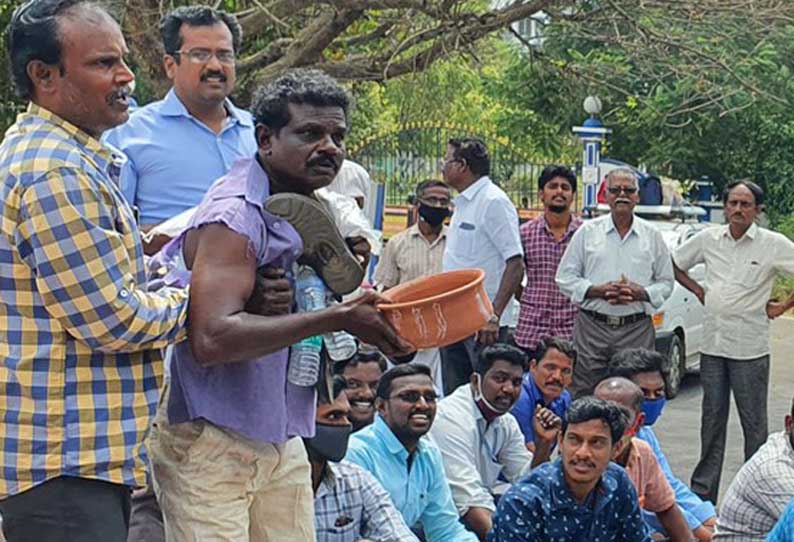 9 அம்ச கோரிக்கைகளை வலியுறுத்தி திருவாரூரில், 9-வது நாளாக அரசு ஊழியர்கள் சாலை மறியல்