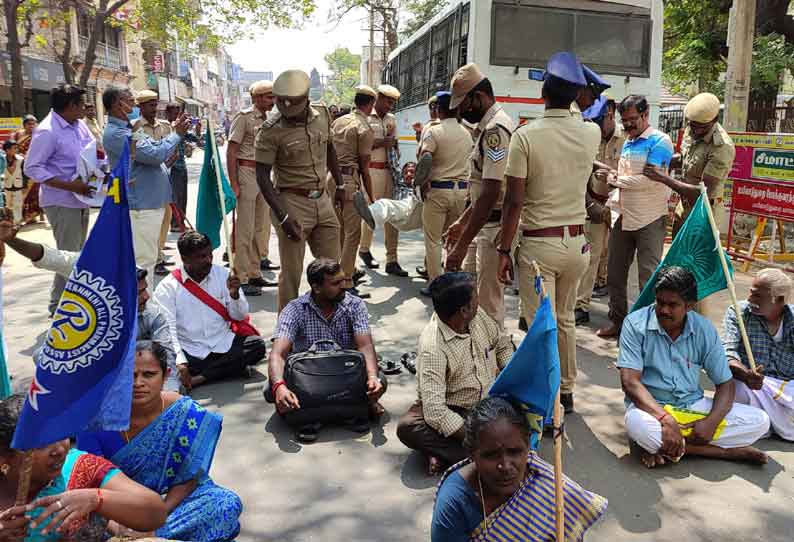 அரசு ஊழியர்கள் சாலை மறியல்;2 பேர் மயங்கி விழுந்தனர்