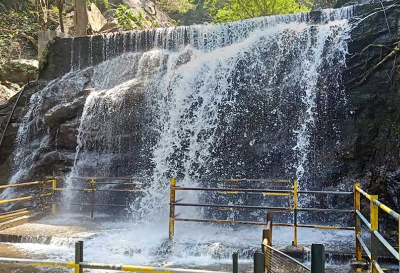 முன்னோர்களுக்கு தர்ப்பணம் செய்ய சுருளி அருவியில் குவிந்த பக்தர்கள்