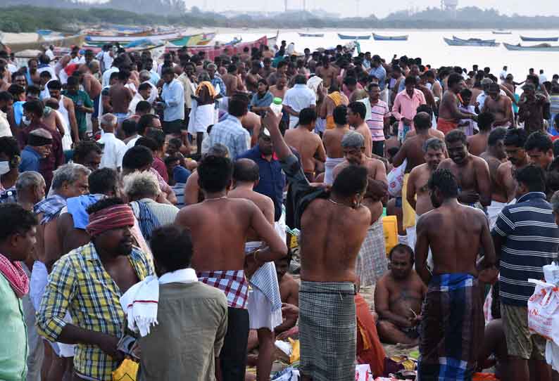 தை அமாவாசையையொட்டி தூத்துக்குடி கடற்கரையில் முன்னோர்களுக்கு தர்ப்பணம் ஏராளமான பொதுமக்கள் குவிந்தனர்