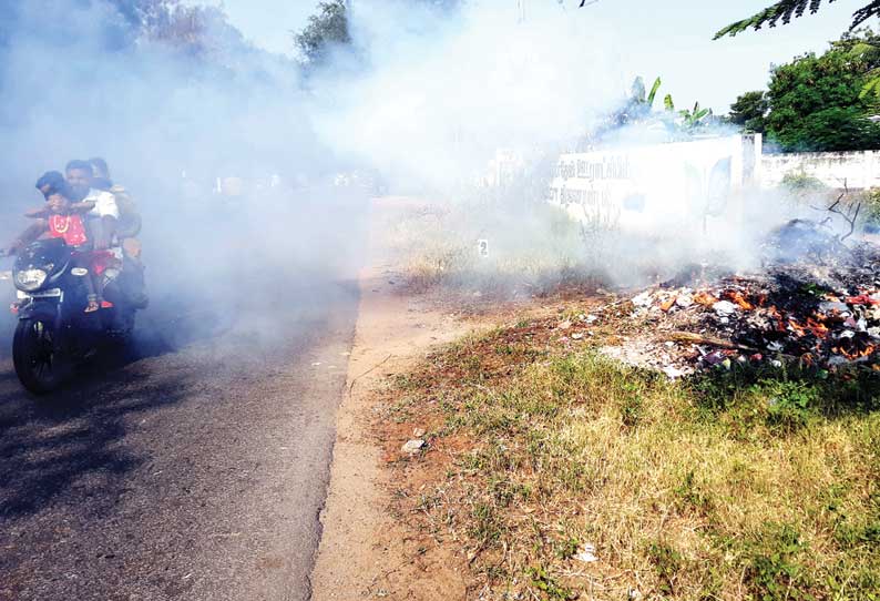 சாலையோர குப்பையில் திடீரென தீ பிடித்தது