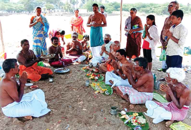 காவிரி ஆற்றங்கரைகளில் பொதுமக்கள் முன்னோர்களுக்கு தர்ப்பணம்