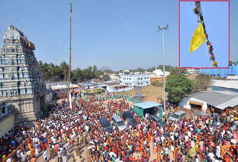 80 அடி உயர கொடி மரத்தில் கொடி யேற்றப்படுவதையும், கோவில் முன்பு திரண்டு இருந்த பக்தர்கள் கூட்டத்தையும் படத்தில்