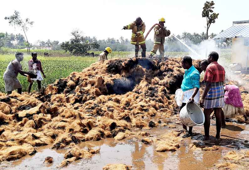 கெரகோடஅள்ளியில் தேங்காய் நார்கள் தீயில் எரிந்து நாசம்