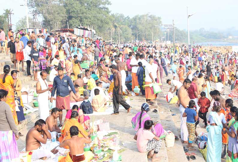 தை அமாவாசையையொட்டி கொடுமுடி காவிரி ஆற்றில் குவிந்த பக்தர்கள்; 11 மாதத்துக்கு பிறகு பரிகாரம் செய்ய அனுமதித்ததால் மகிழ்ச்சி