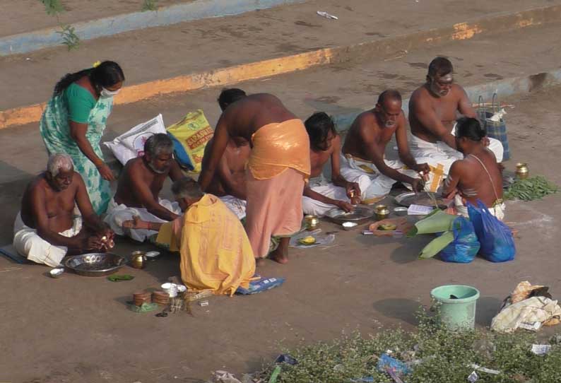 சேலம், மேட்டூரில் தை அமாவாசையையொட்டி முன்னோர்களுக்கு தர்ப்பணம்