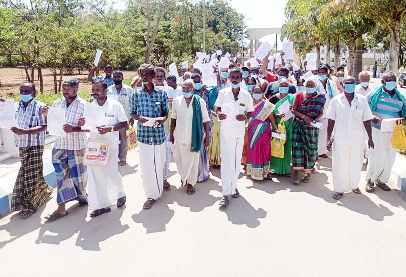 மனு அளிக்க கலெக்டர் அலுவலகத்திற்கு திரண்டு வந்த விவசாயிகள்