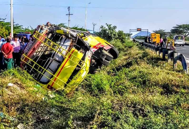 சிறுகனூர் அருகே லாரி மோதியதில் கல்லூரி பஸ் கவிழ்ந்தது; 8 பேர் படுகாயம்