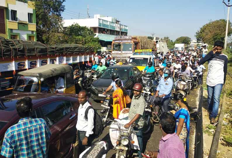 கம்பரசம்பேட்டையில் குடிநீர் கேட்டு பொதுமக்கள் சாலை மறியல்; போக்குவரத்து பாதிப்பு