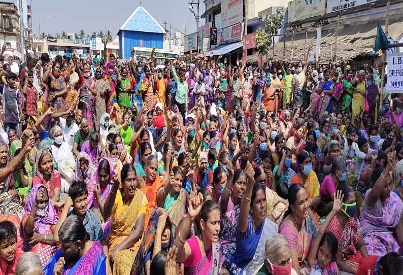 கீழ்பவானி வாய்க்காலில் கான்கிரீட் தளம் அமைக்கும் திட்டத்தை ரத்து செய்யக்கோரி ஆர்ப்பாட்டம்- ஏராளமானோர் கலந்துகொண்டனர்