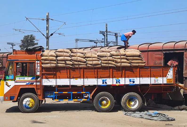 திண்டுக்கல்லுக்கு ரெயிலில் வந்த 2 ஆயிரத்து 540 டன் ரே‌‌ஷன் பச்சரிசி