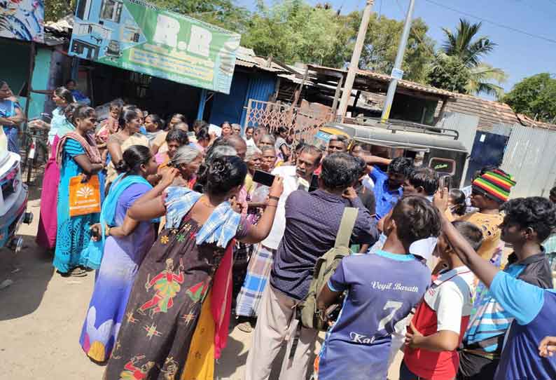 பேட்டையில் அரசு அதிகாரிகளை பொதுமக்கள் முற்றுகை