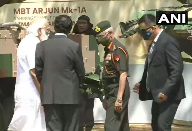 அர்ஜூன் மார்க்-1 ஏ போர் பீரங்கியை இந்திய ராணுவத்திற்கு பிரதமர் மோடி அர்ப்பணித்தார் 202102141157447379_Chennai-Prime-Minister-Narendra-Modi-hands-over-the-Arjun_SECVPF