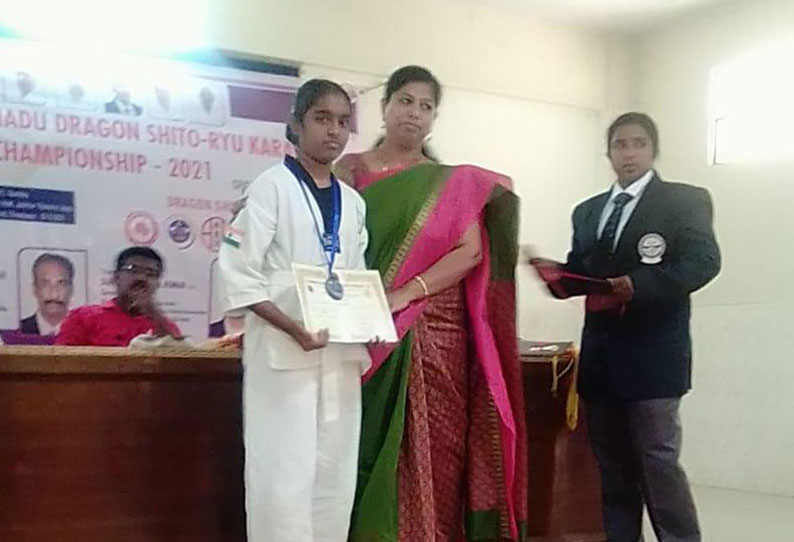 மாநில அளவிலான கராத்தே போட்டியில் அரசு பள்ளி மாணவர்களுக்கு பரிசு