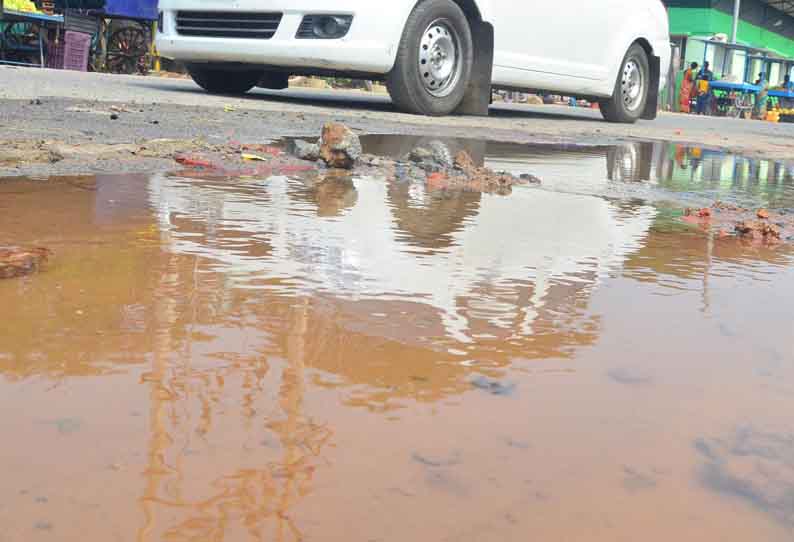 குழாய் உடைந்து வீணாகும் குடிநீர்