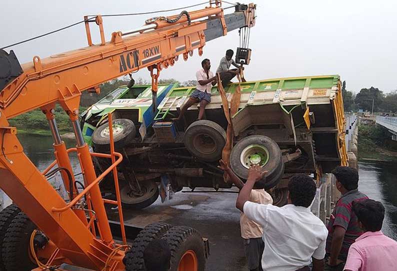 பாலத்தின் தடுப்புச்சுவரில் மோதி கவிழ்ந்த லாரி