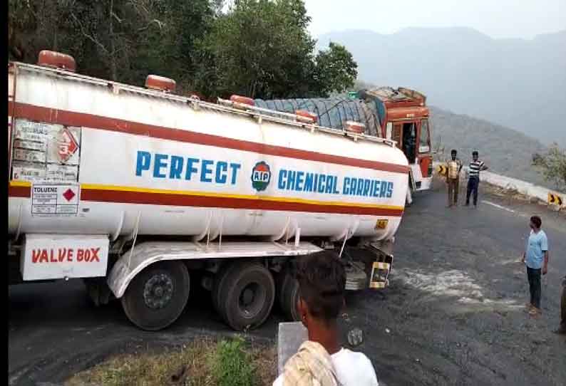 திம்பம் மலைப்பாதையில் லாரி பழுது; 2 மணி நேரம் போக்குவரத்து பாதிப்பு