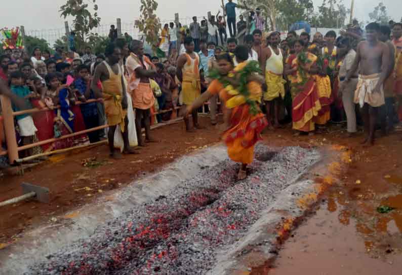 ஜலகண்டாபுரம் அருகே ஓம் காளியம்மன் கோவில் திருவிழா பக்தர்கள் தீ மிதித்தனர்