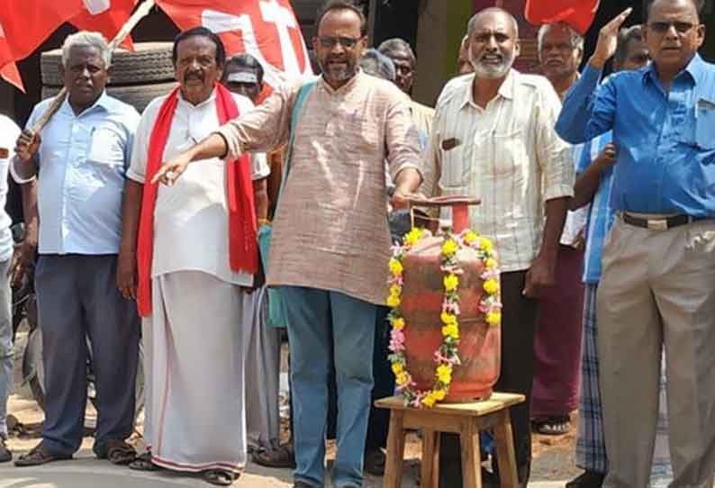 தூத்துக்குடி, ஓட்டப்பிடாரத்தில்  மார்க்சிஸ்ட் கம்யூனிஸ்டு கட்சியினர் ஆர்ப்பாட்டம்  பெட்ரோல், டீசல் விலை உயர்வுக்கு கண்டனம்