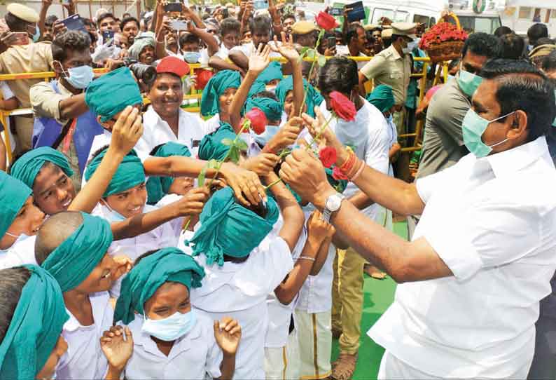 தென்காசி மாவட்டத்துக்கு வருகை: முதல்-அமைச்சர் எடப்பாடி பழனிசாமிக்கு  உற்சாக வரவேற்பு