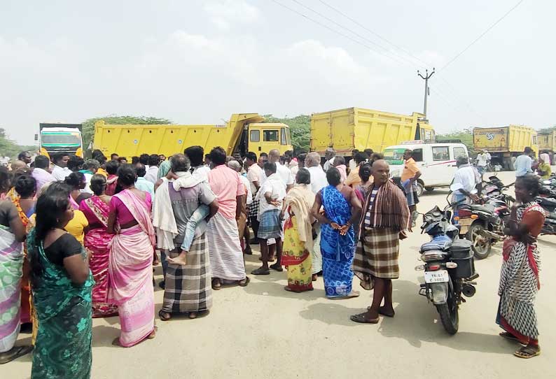 அல்ட்ராடெக் சிமெண்டு ஆலைக்கு சொந்தமான சுண்ணாம்புக்கல் சுரங்கத்திற்கு சென்ற லாரிகள் சிறைபிடிப்பு