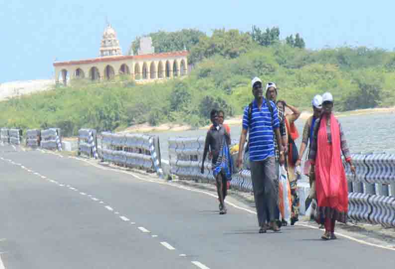 கோதண்டராமர் கோவிலுக்கு சுற்றுலா பயணிகள்  நடந்து செல்லும் நிலை