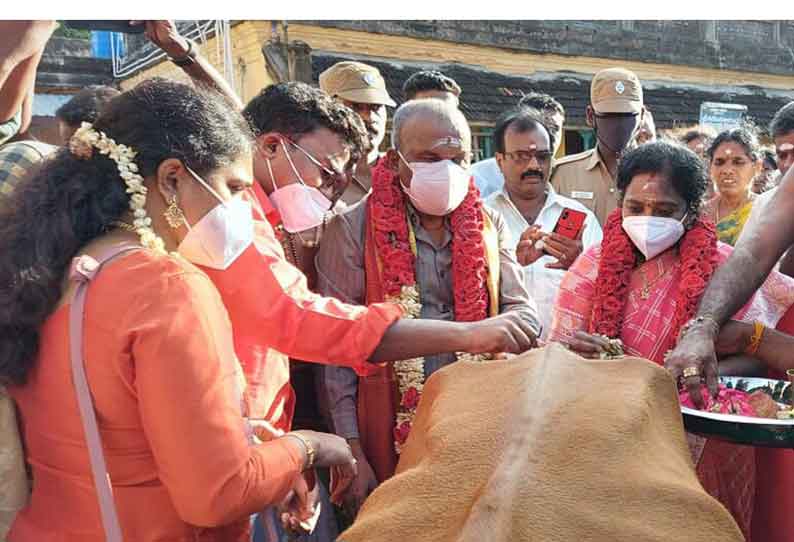 அனைவரும் தவறாமல் தடுப்பூசி போட்டுக்கொள்ள வேண்டும்