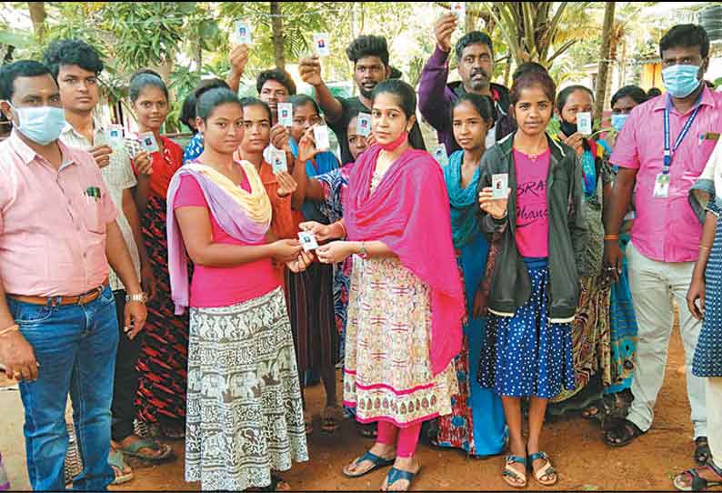 திருவள்ளூர் அருகே வீடு தேடி சென்று வாக்காளர் அடையாள அட்டைகளை வழங்கிய ஆர்.டி.ஓ.