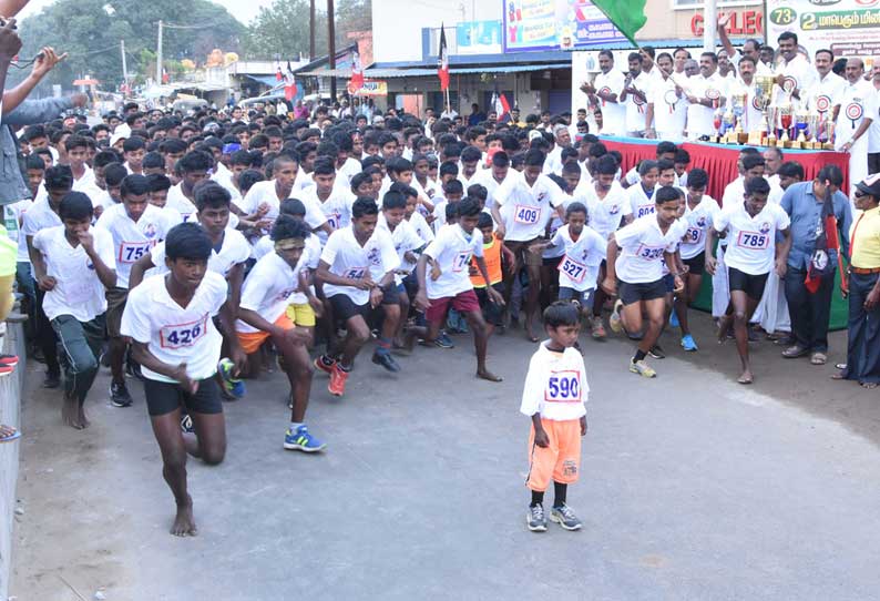 அணைக்கட்டில் மினி மாரத்தான் போட்டி. 500-க்கும் மேற்பட்ட இளைஞர்கள் பங்கேற்பு.