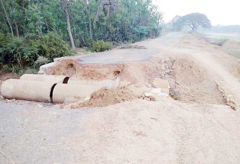 தரைப்பாலம் உடைந்து துண்டிக்கப்பட்ட சாலையை சீரமைக்க கோரிக்கை