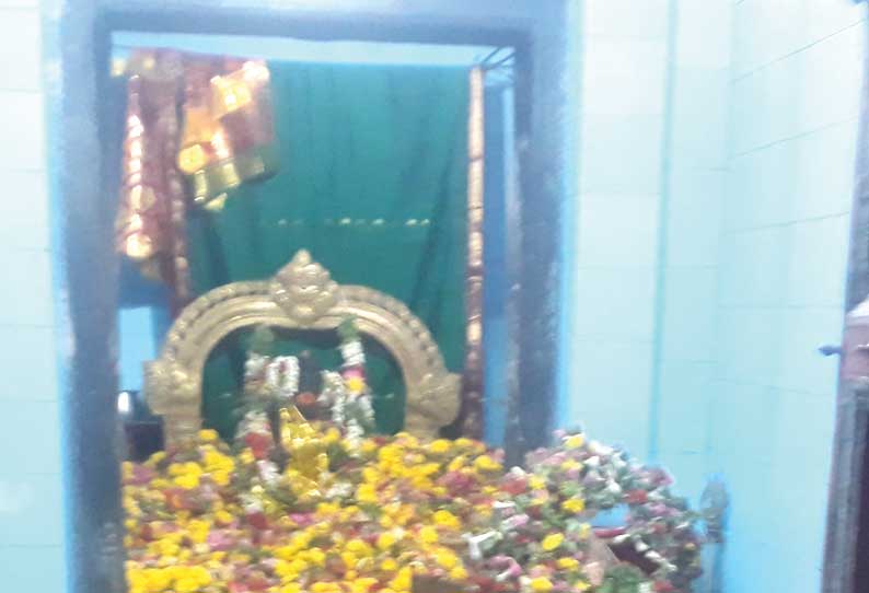 கோவிலூரில் முத்தமாரியம்மன் கோவில் பூச்சொரிதல் நிகழ்ச்சி
