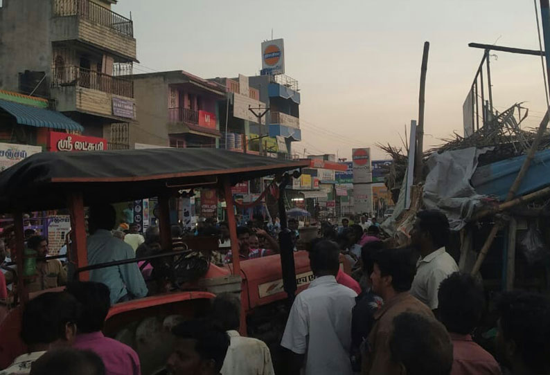 மூங்கில்துறைப்பட்டில் கரும்பு ஏற்றி வந்த டிராக்டர் பூ கடைக்குள் புகுந்தது