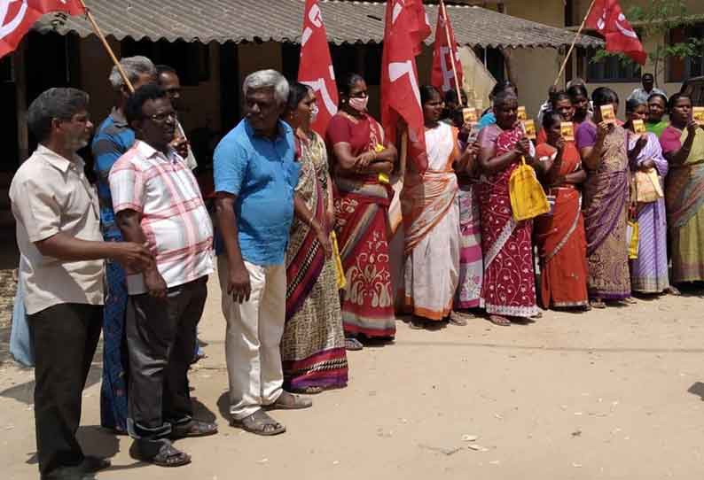 கோவில்பட்டியில் தீப்பெட்டி தொழிலாளர்கள் ஆர்ப்பாட்டம் நலவாரிய அட்டையை புதுப்பிக்க வலியுறுத்தல்