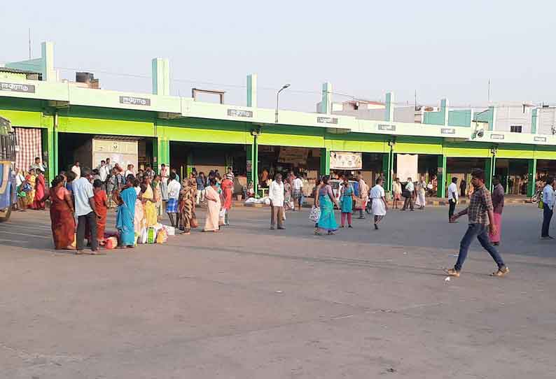 காங்கேயம் பணிமனையில் இருந்து குறைந்த எண்ணிக்கையில் பஸ்கள் இயக்கம் பயணிகள் கடும் அவதி