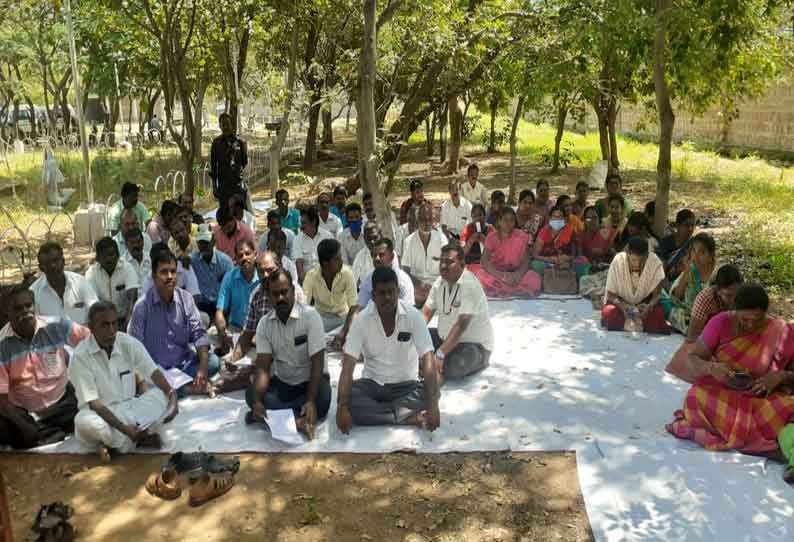 தூத்துக்குடியில் தமிழ்நாடு வருவாய் கிராம ஊழியர் சங்கத்தினர் நேற்று உண்ணாவிரதம்