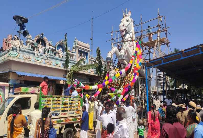 குளமங்கலம் அய்யனார் கோவிலில்  பிரமாண்ட குதிரை சிலைக்கு காகிதப்பூ மாலைகள் குவிந்தன  மாசிமகத் திருவிழா ஒரு நாள் முன்னதாக தொடங்கியது