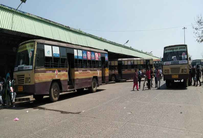 மாவட்டத்தில்  அரசு போக்குவரத்து தொழிலாளர்கள் 2-வது நாளாக வேலைநிறுத்தம்  தனியார் பஸ்களில் பயணிகள் கூட்டம் அலைமோதியது