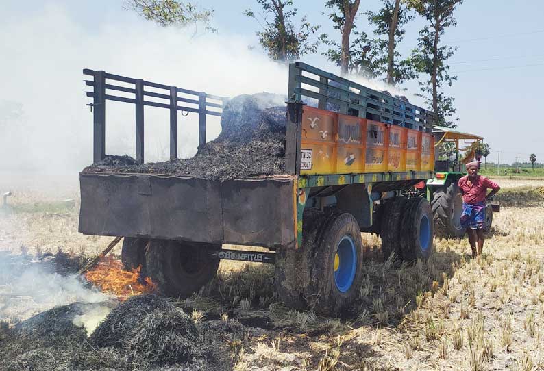 வைக்கோல் லோடுடன் தீப்பிடித்து எரிந்த டிராக்டர்