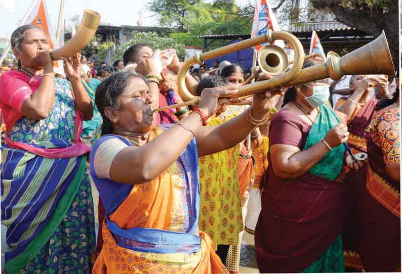 திருமுருகன்பூண்டி திருமுருகநாதசுவாமி கோவில் தேரோட்டம்  திரளான பக்தர்கள் சாமி தரிசனம்