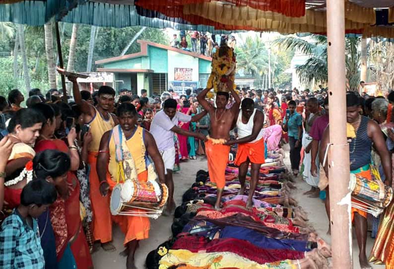 ஆவத்துவாடி கிராமத்தில் செல்லியம்மன் கோவில் விழா பக்தர்கள் மீது நடந்து பூசாரி அருளாசி வழங்கினார்