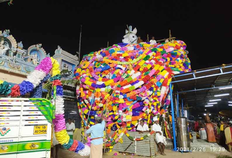 அய்யனார் கோவில் மாசிமகத் திருவிழாவில் இரண்டாவது நாளாக குதிரை சிலைக்கு மாலைகள் குவிந்தன