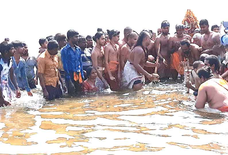 மாசி மக திருவிழாவையொட்டி கடம்பந்துறை காவிரி ஆற்றங்கரையில் தீர்த்தவாரி