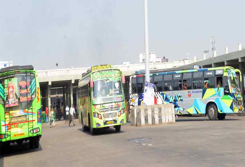 போக்குவரத்து தொழிலாளர்கள் போராட்டம் காரணமாக குறைந்த அளவில் பஸ்கள் இயக்கப்பட்டதால் பொதுமக்கள் அவதி